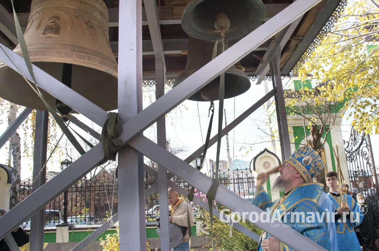 В Свято-Троицком соборе Армавира освятили колокол весом 1300 кг