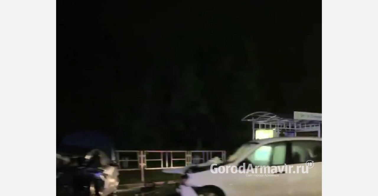Три человека получили серьезные травмы во время ночного ДТП на Ефремова в Армавире