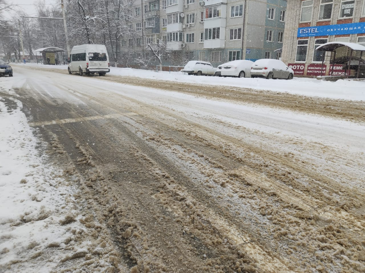 В Армавире 100 человек и 7 машин очищают город от снега 