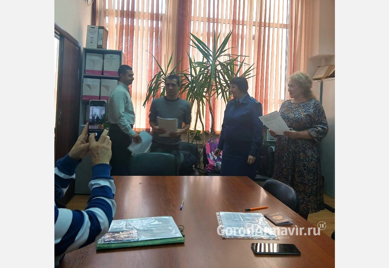 В Армавире 8 сирот получили благоустроенные квартиры 