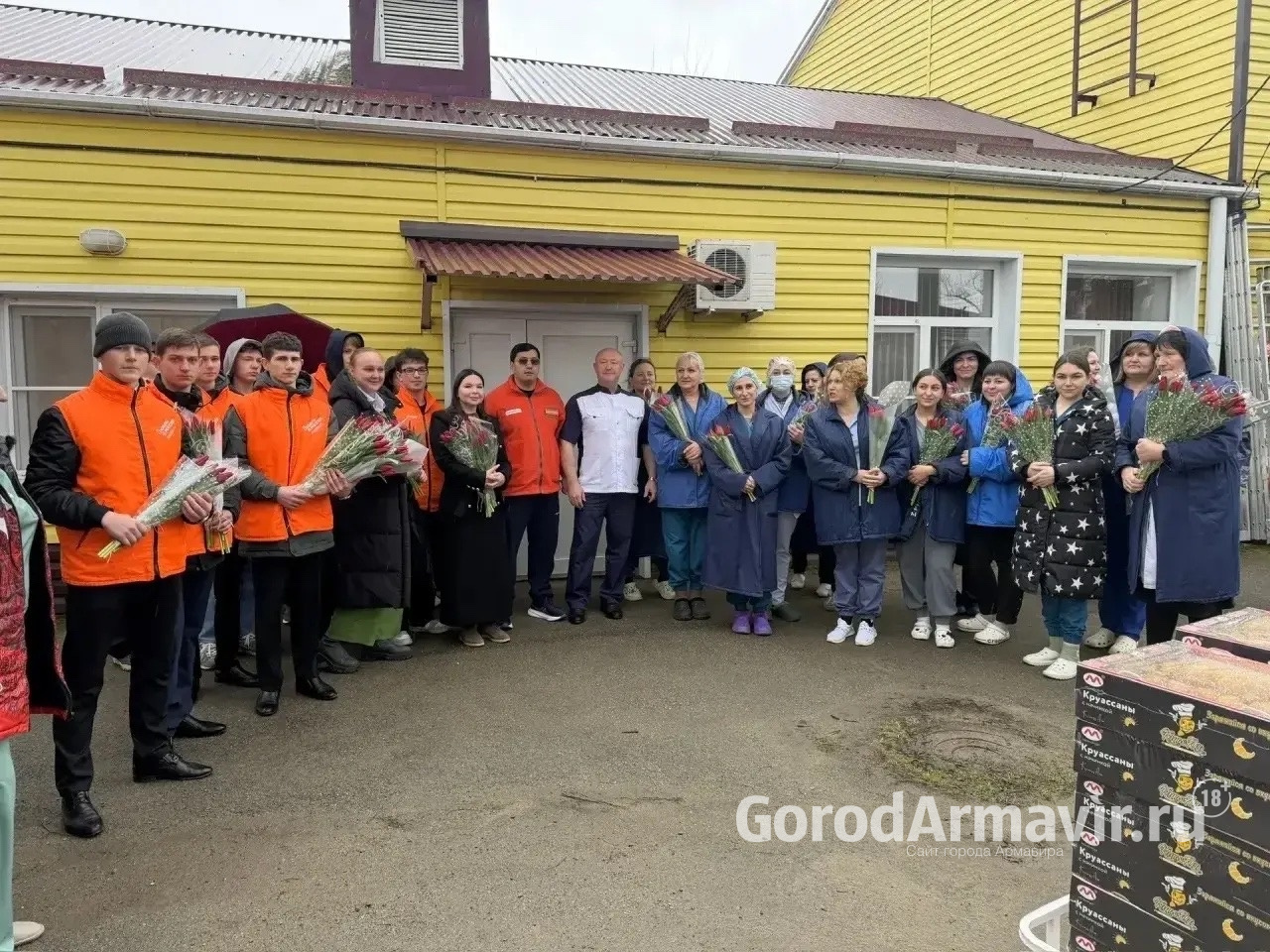 В Армавире добровольцы и депутаты с 8 марта поздравили сотрудников инфекционной больницы № 4 