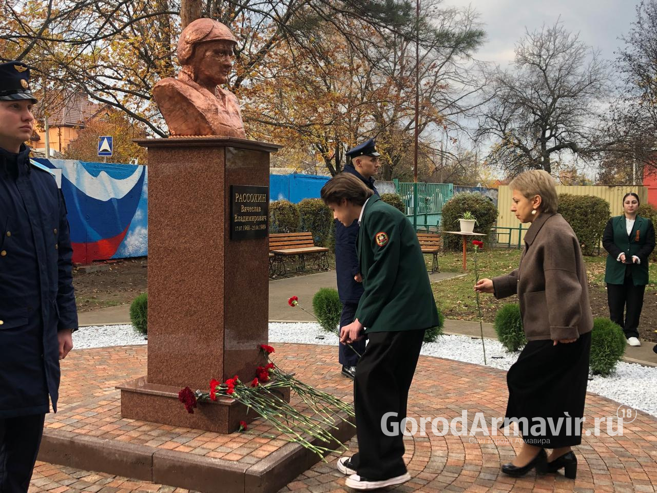 В Армавире в лицее №11 открылся памятник Вячеславу Рассохину