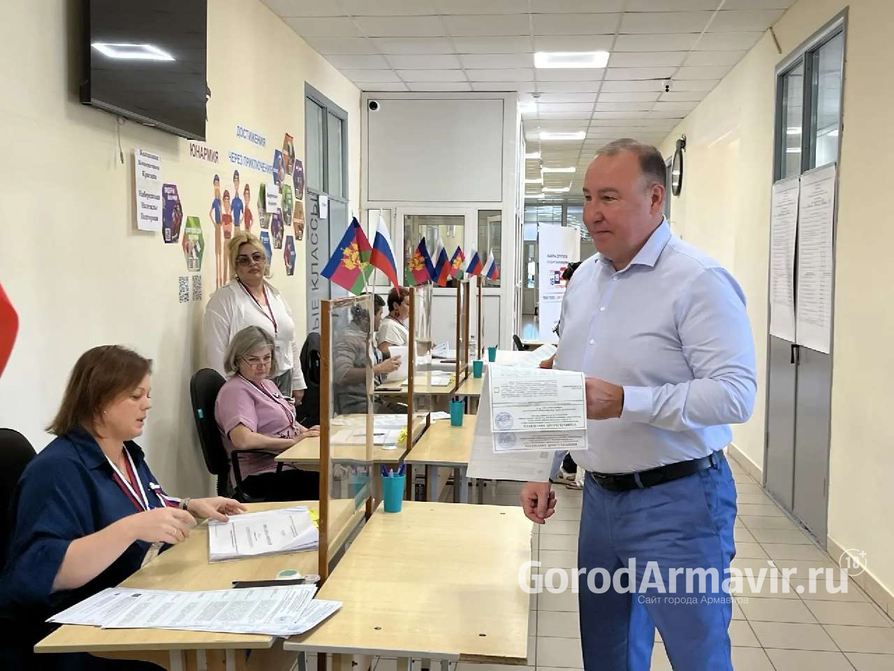 В Армавире председатель городской Думы Александр Поляков проголосовал на участке 0456