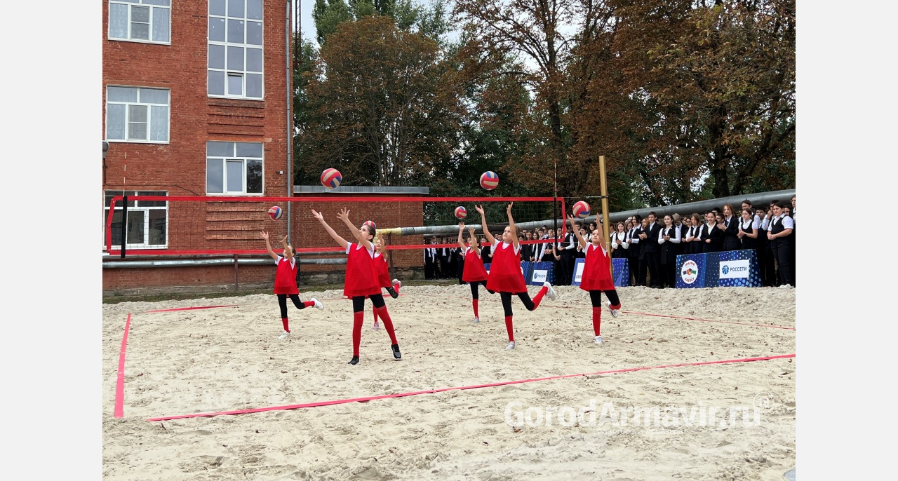 В Армавире открыли первую площадку для пляжного волейбола в школе
