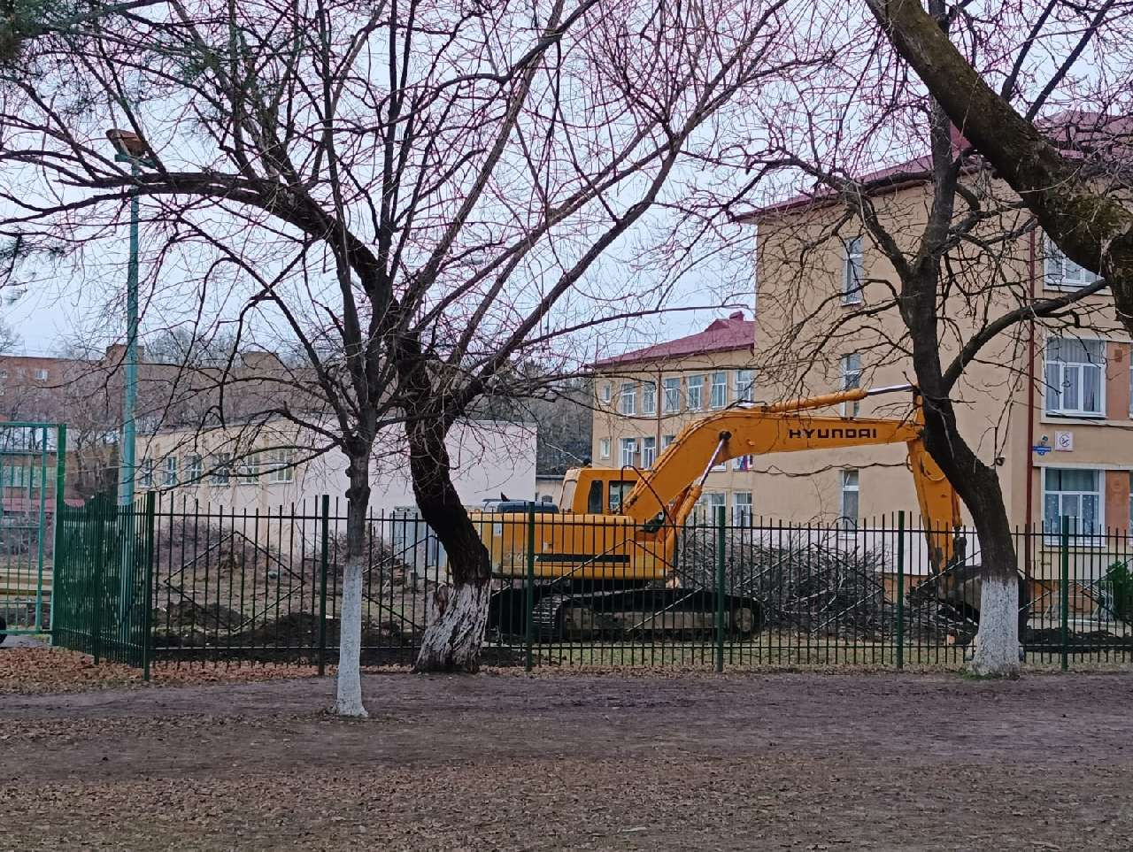 В Армавире приступили к расчистке площадки для строительства начальной школы в микрорайоне «Черемушки» 