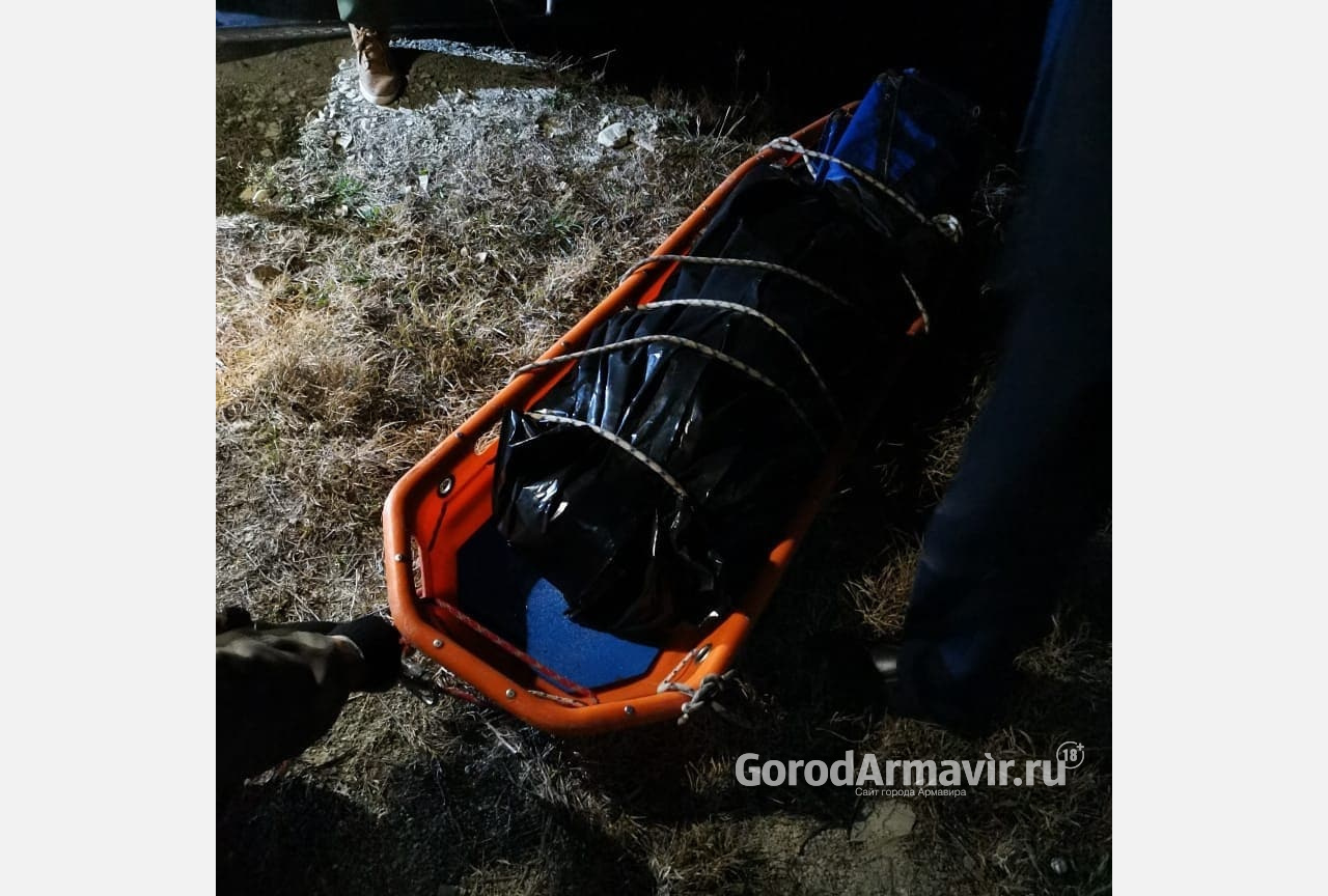 Спасатели транспортировали труп убийцы из Армавира к спецмашине 