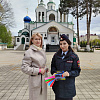 Автоинспекторы Армавира раздают прихожанам световозвращающие браслеты