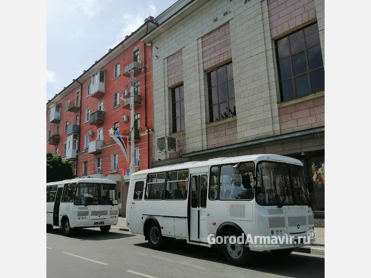 Армавирский театр драмы и комедии приобрел два новых автобуса ПАЗ
