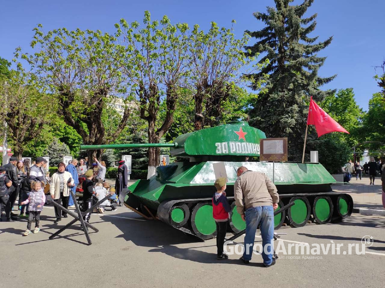 В центре Армавира 9 мая развернулась выставка военной техники и ярмарка мастеров 