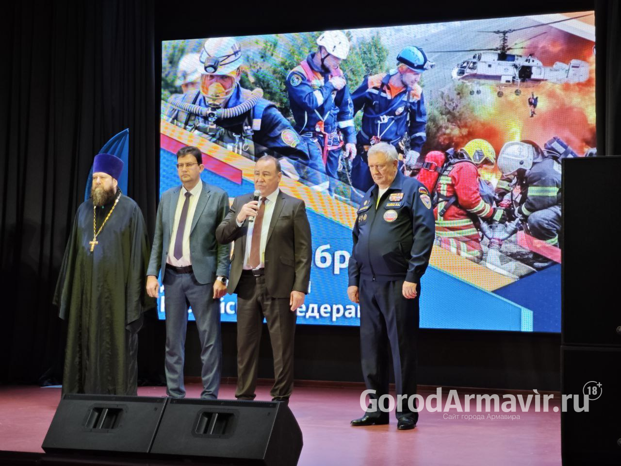 В Армавире в честь 35-летия МЧС и профессионального праздника наградили лучших спасателей 