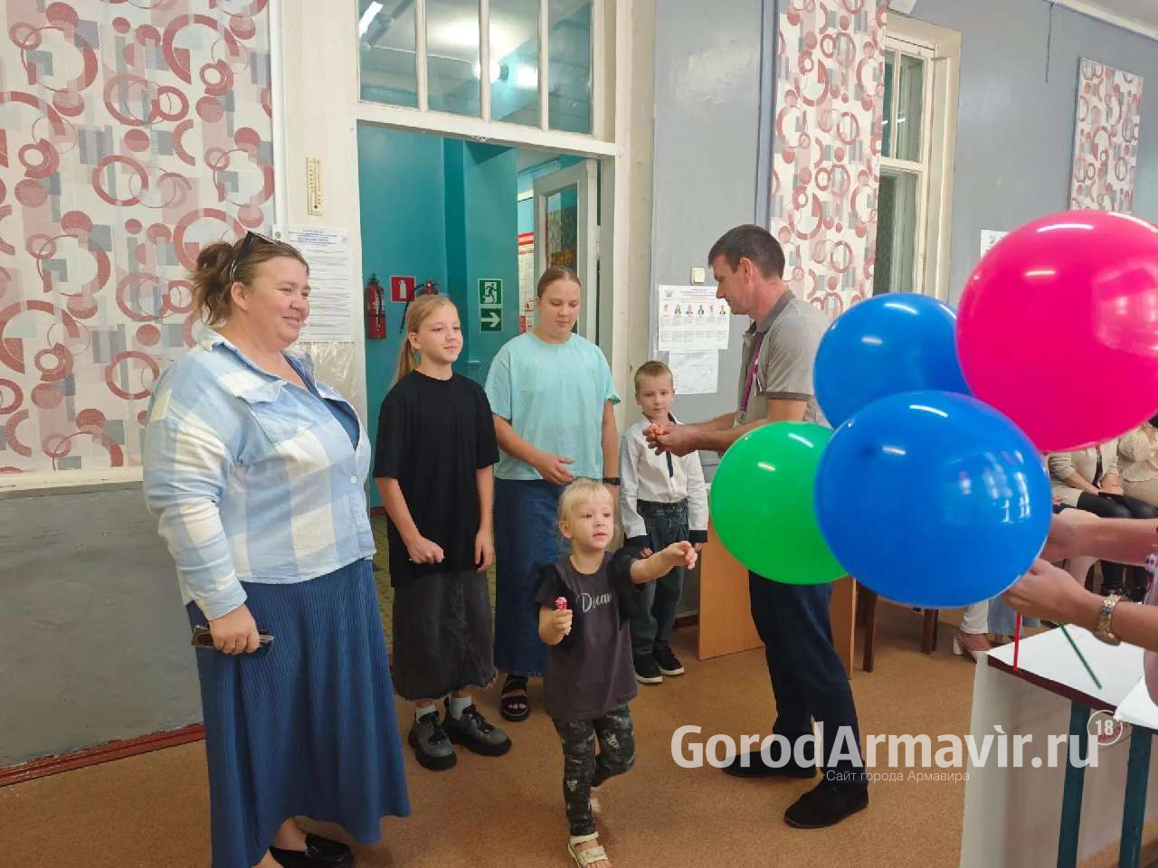 В Армавире многодетная мать Оксана Бендлина проголосовала на участке № 0465