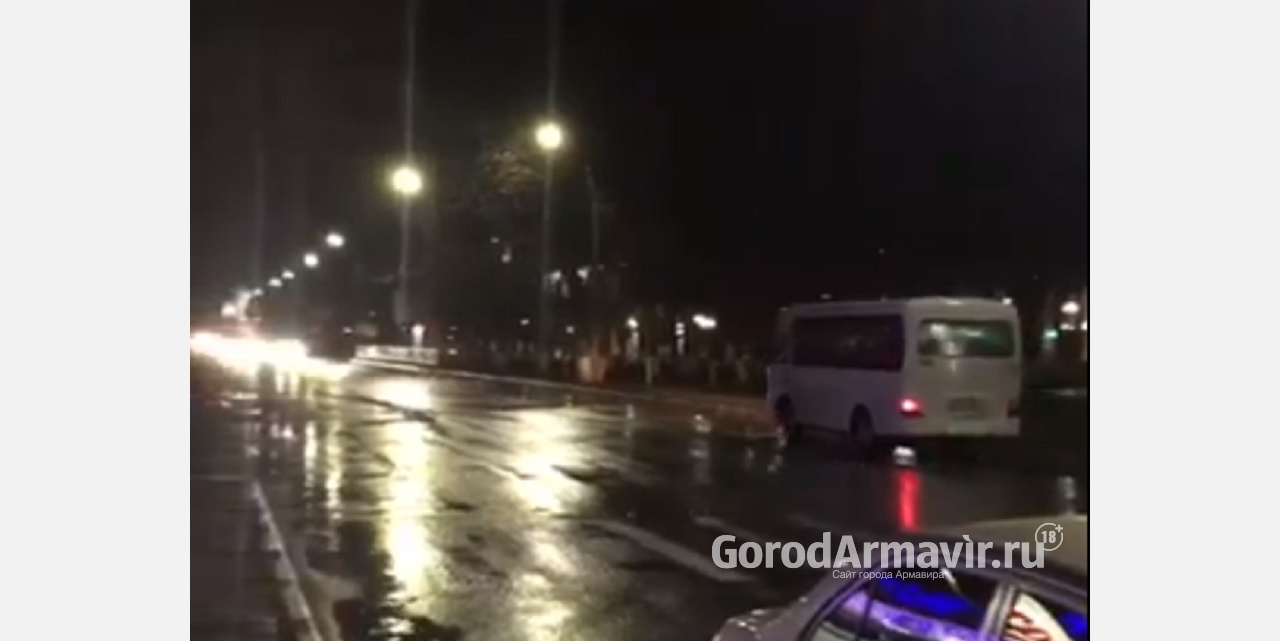 В Армавире автохам на маршрутке нарушил правила движения на улице Ефремова