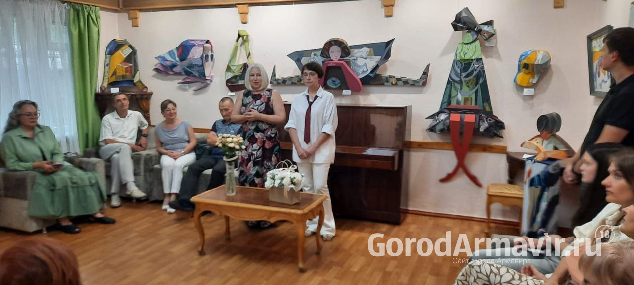 Живописные ребусы: в Армавире в Доме Дангулова открыли выставку Ирины Левченко 