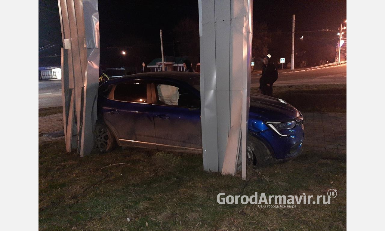 В Армавире водитель Renault вылетел с дороги и срезался в опору рекламного щита 