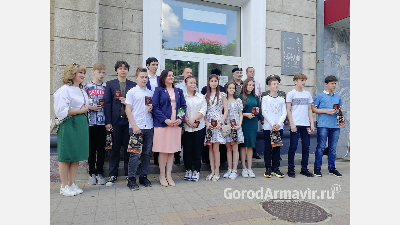 В Армавире депутат Государственной думы вручила паспорта 10 подросткам