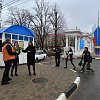 Центр национальных культур Армавира 8 марта дарил всем жительницам города цветы