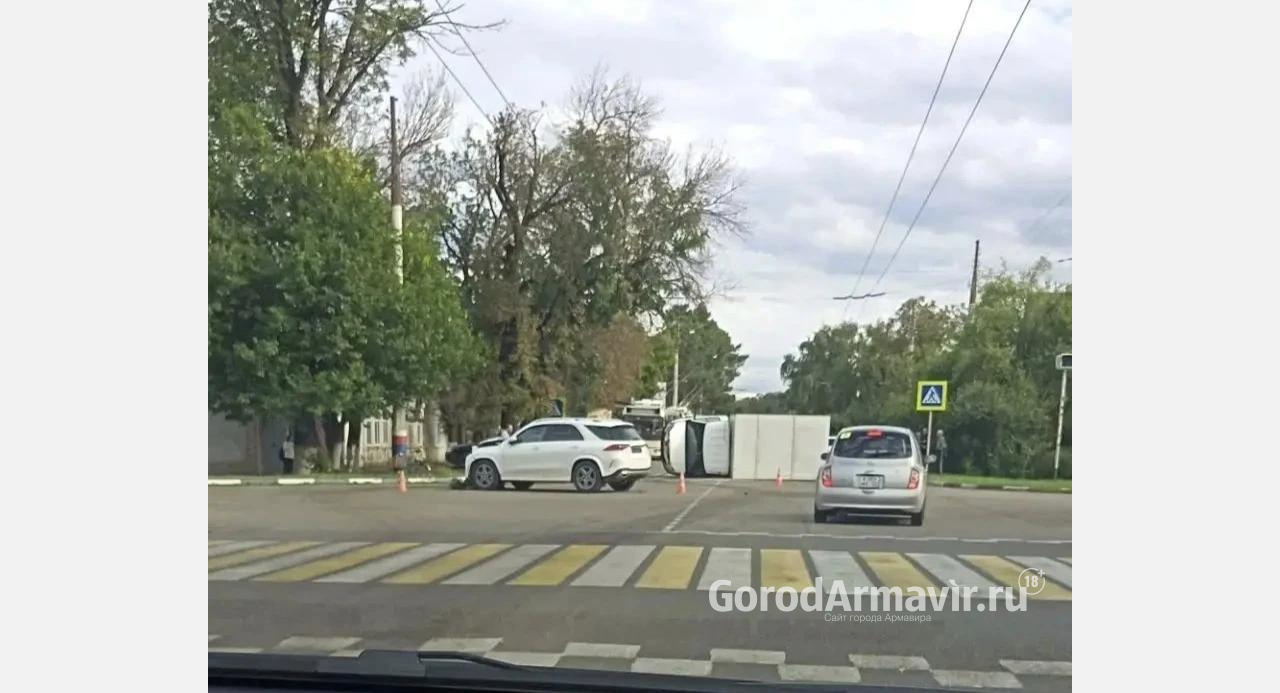 В Армавире в результате ДТП опрокинулась «Газель»