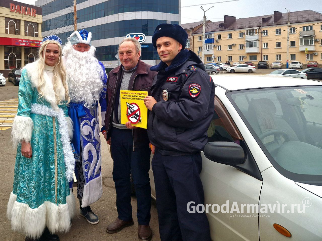 Мандарины и сувениры раздали водителям автоинспекторы в Армавире 