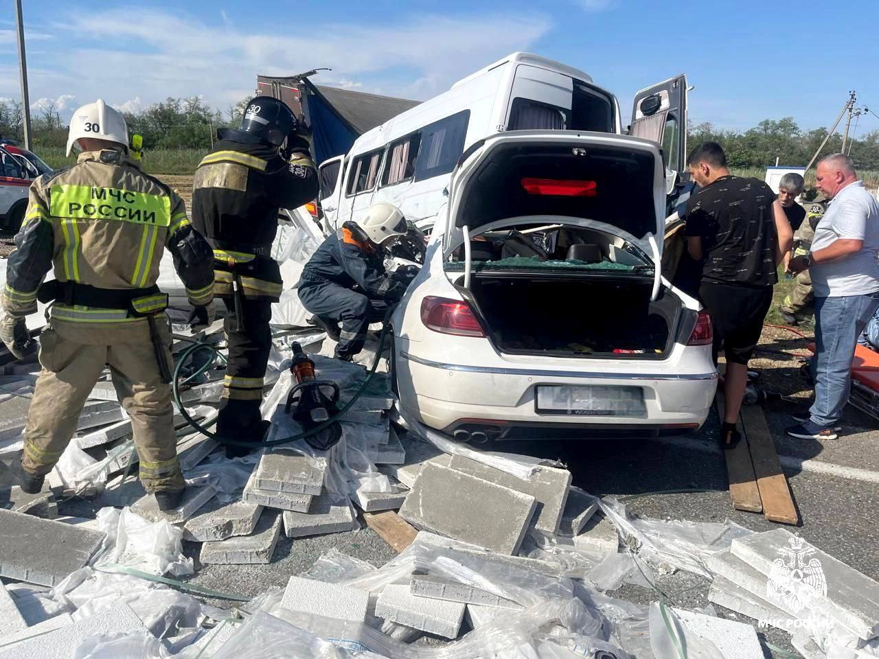 Возбуждено уголовное дело по факту смертельного ДТП с участием 3 автомобилей на трассе под Армавиром