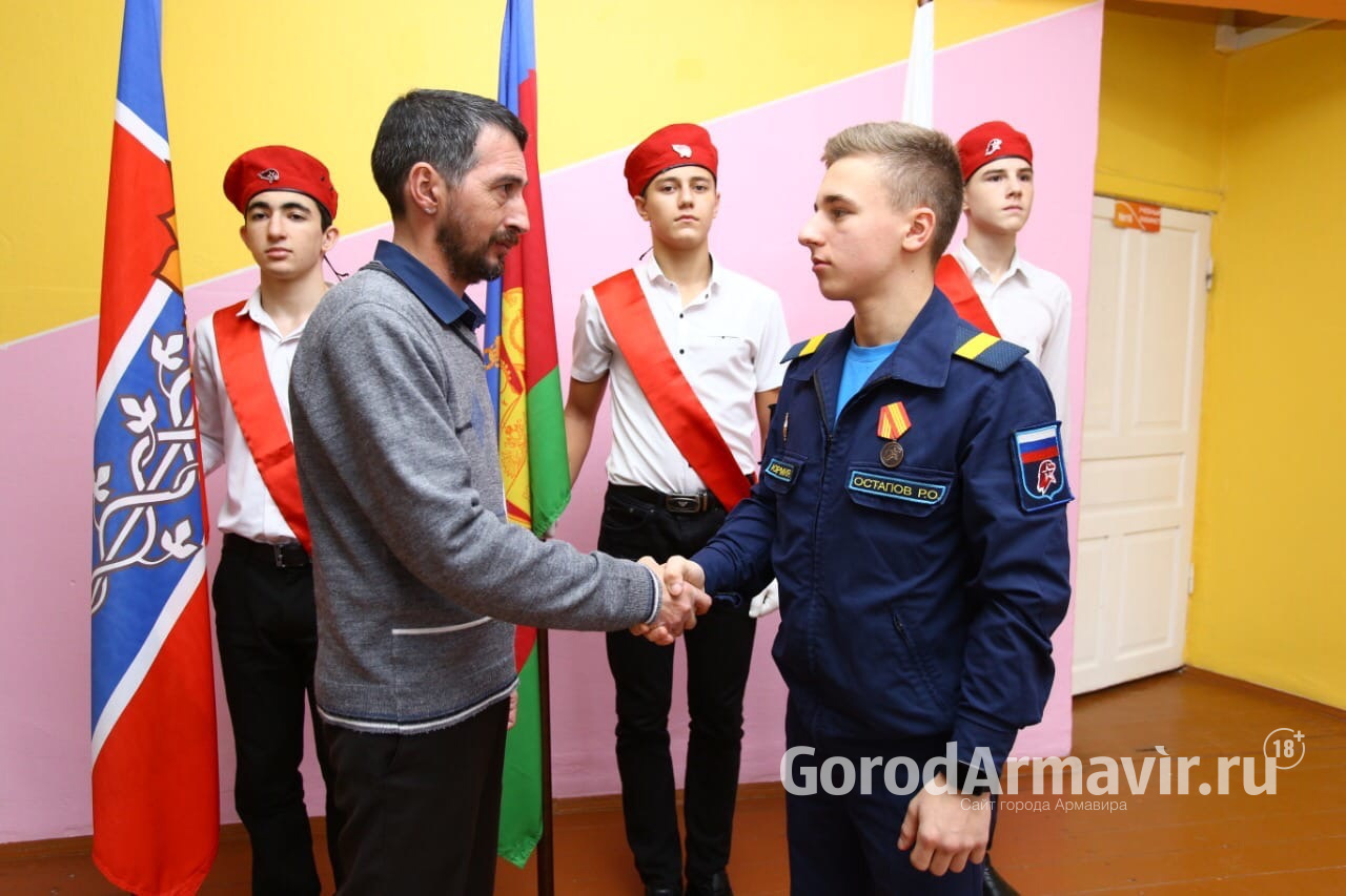 Воспитанник парадно-строевого взвода  Армавира награжден знаком «Юнармейской доблести» III степени