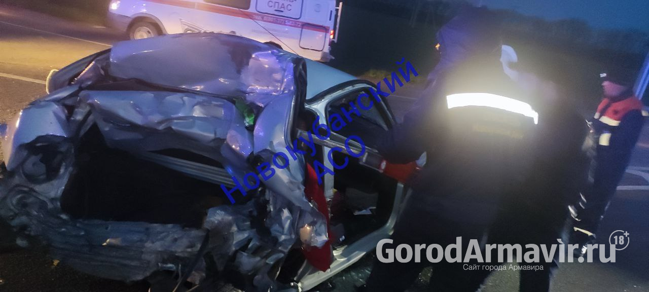 Один человек погиб и 2-их зажало в искореженном авто при ДТП на трассе под Армавиром 