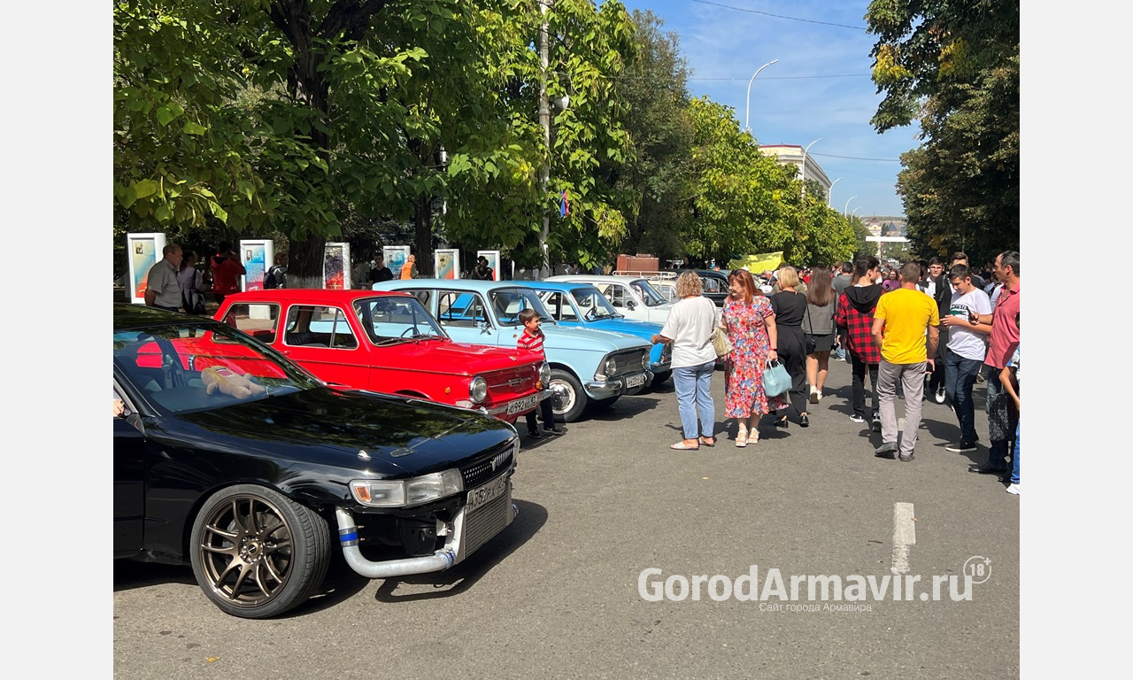 В Армавире на выставке «Автомотомода» представили почти 50 автомобилей и мотоциклов