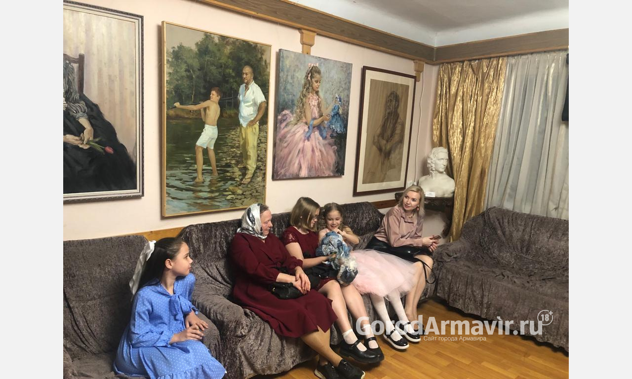 В Армавире на выставке Татьяны Хмель представлено около 30 картин