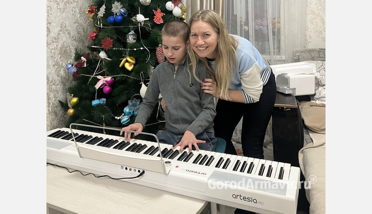 Депутат ЗСК вручил фортепиано 11-летнему мальчику из Армавира