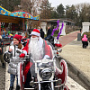 В Армавире 35 байкеров провели мотопробег в костюмах Дедов Морозов