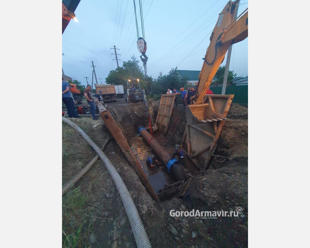 Для устранения аварии на водопроводе Армавира задействовано 18 единиц техники и 50 человек