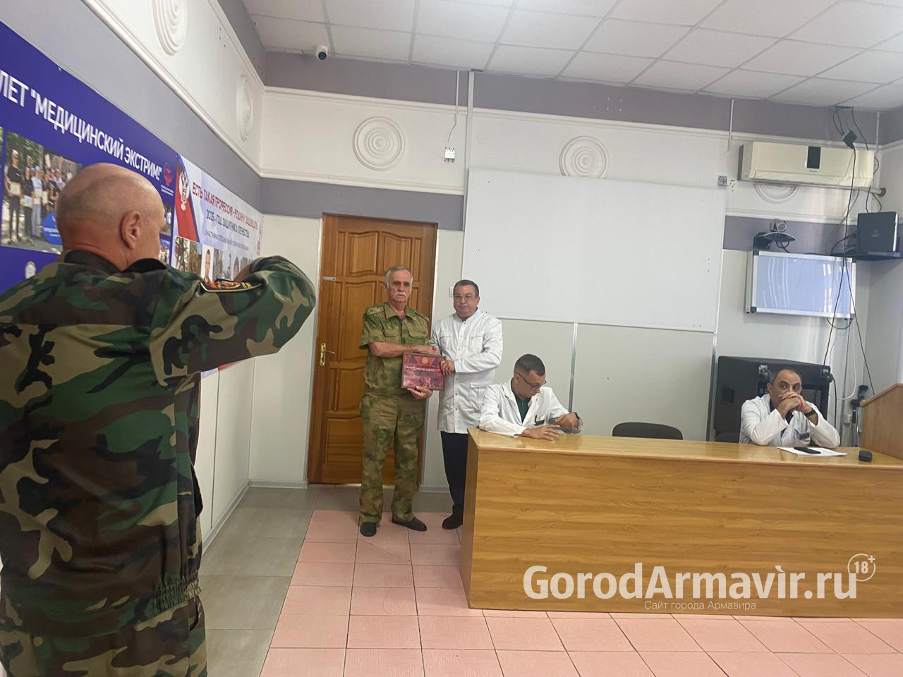 Благодарственные письма за помощь СВО  вручили главному врачу больницы Армавира