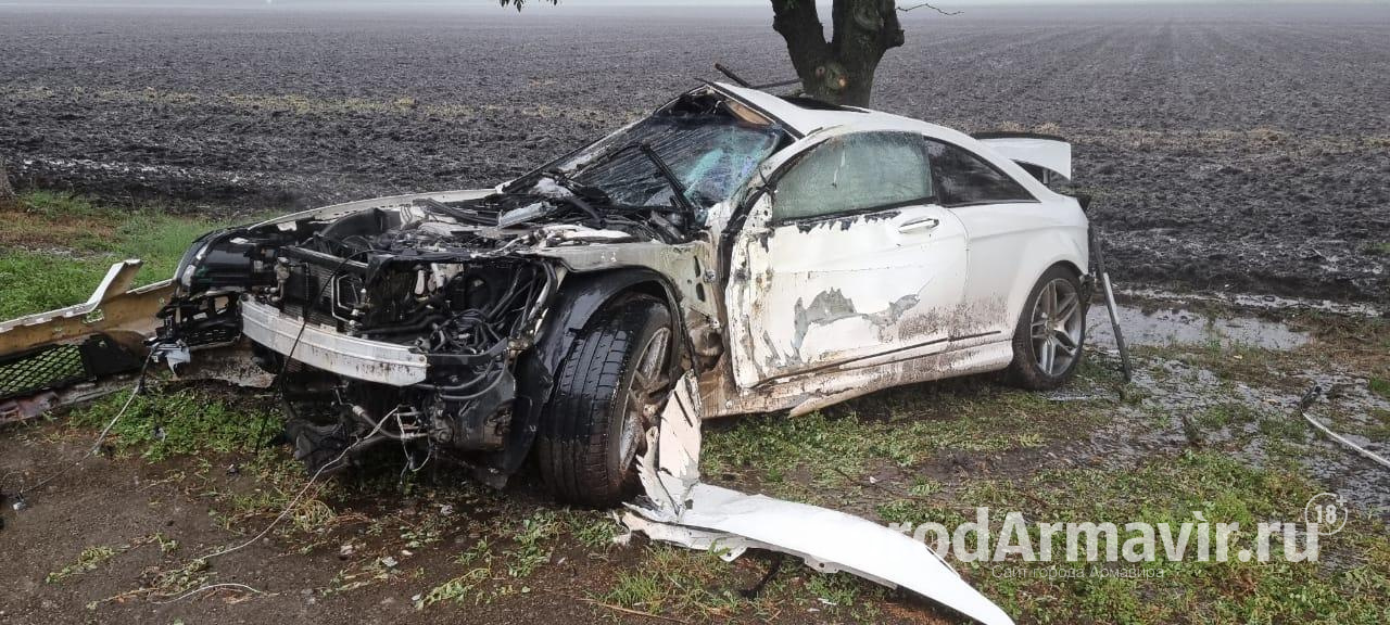 Девушка пострадала при столкновении Mercedes-Benz с деревом на трассе под Армавиром 