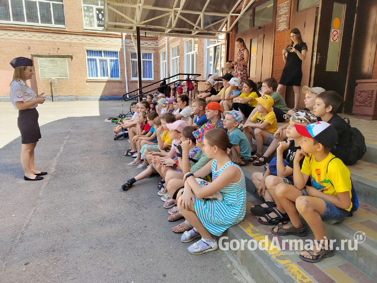 Автоинспекторы Армавира приняли участие в открытии 2 смены летнего лагеря школы № 18 