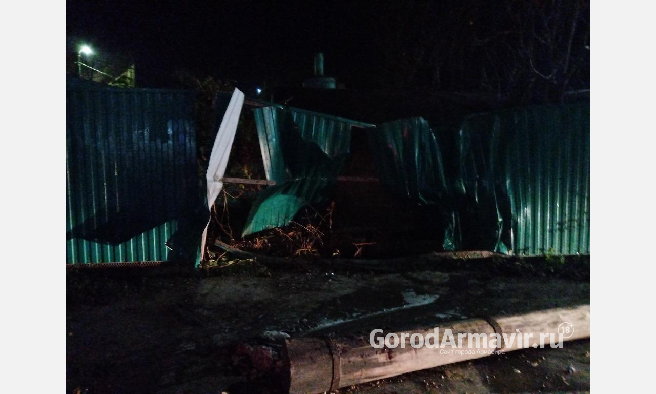 Лихач на «Форде» в 2 часа ночи протаранил забор частного дома на Каспарова в Армавире 