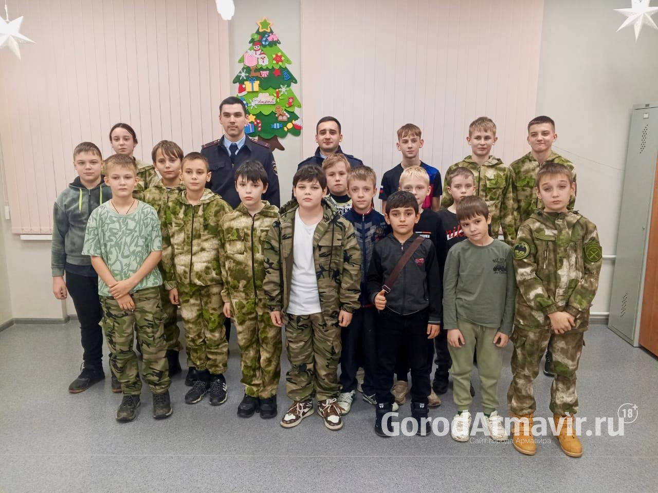 Сотрудники полиции Армавира провели «Урок мужества» в военно- патриотическом клубе «Гармата»