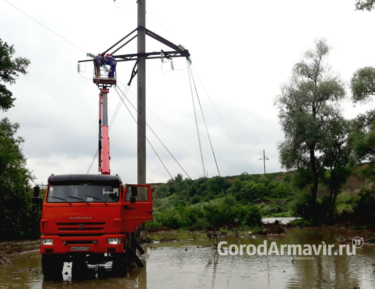 Энергетики перенесли опору ЛЭП для защиты от паводка в Успенском районе