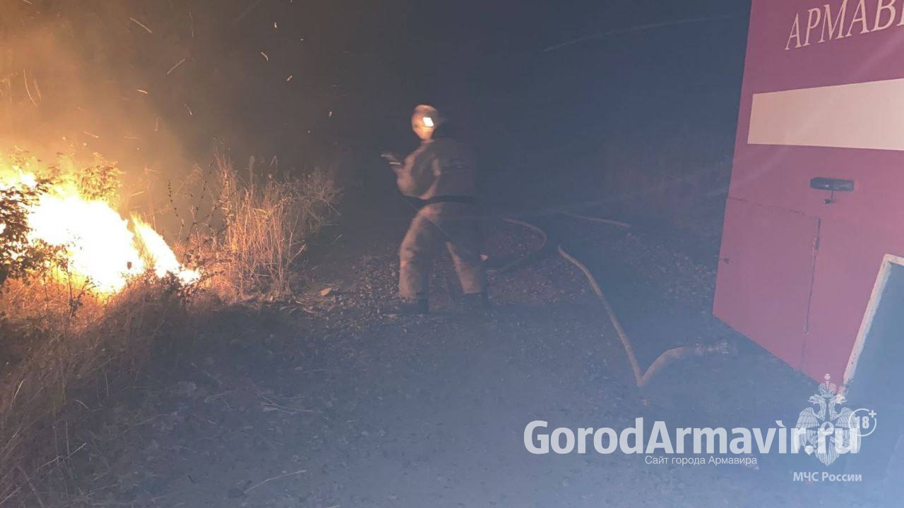 Пожар в лесу под Армавиром площадью 200 кв. м. тушили 12 огнеборцев 