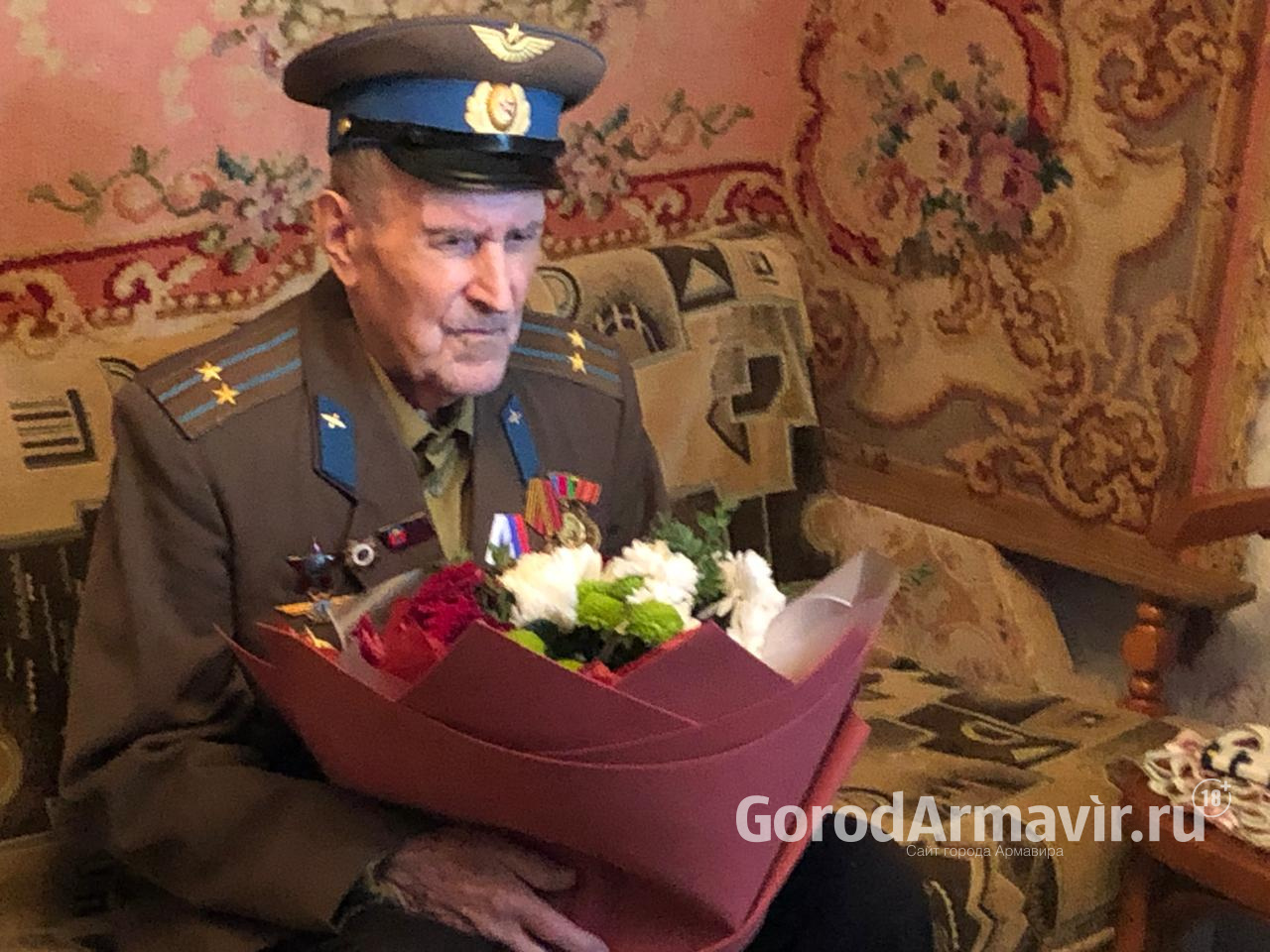 Ветерану Алексею Асанину вручили медаль 80-летия Победы и присвоили звание Почетного гражданина Армавира