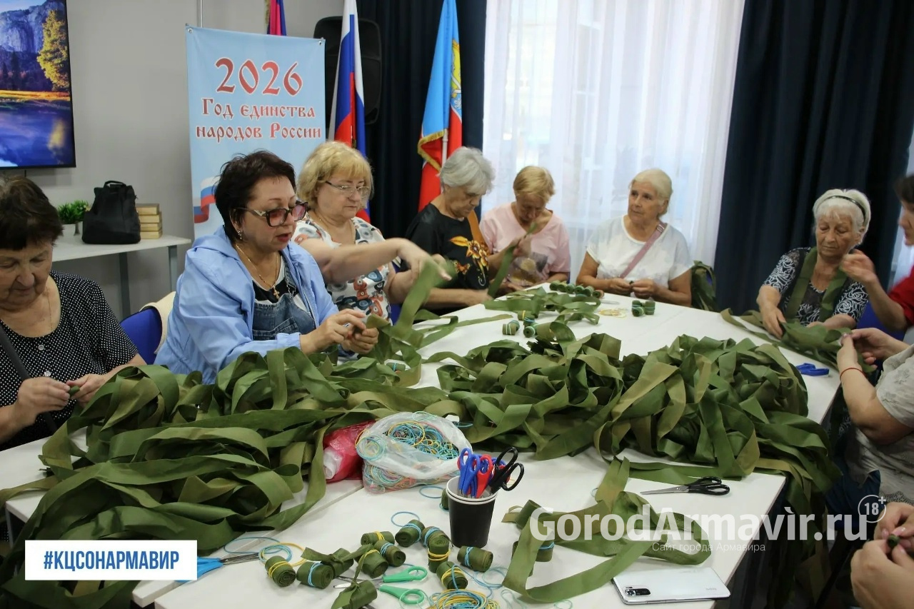 Серебряные волонтеры Армавира готовят ленты для плетения маскировочных сетей 