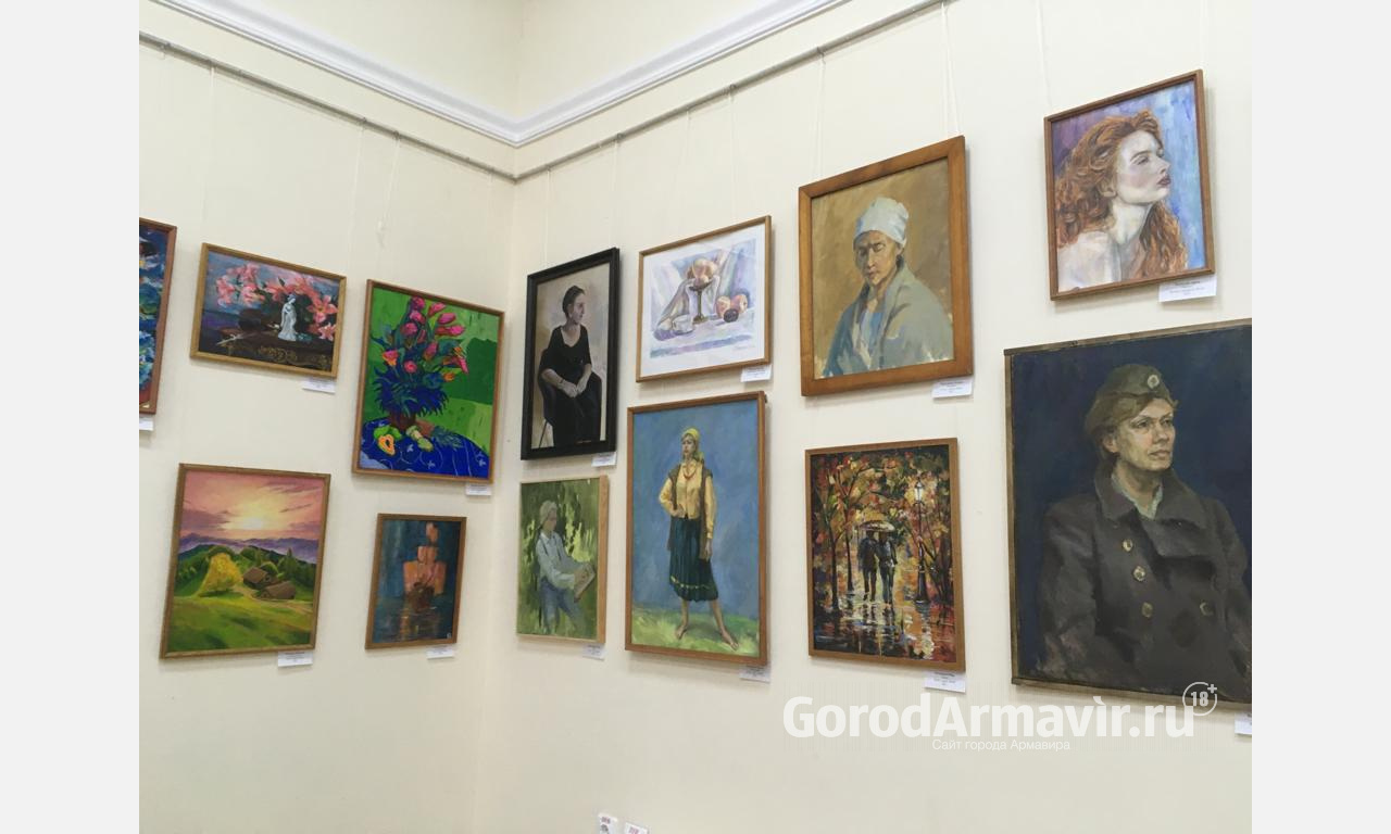 В Армавире на выставке «Код молодости» представлено 64 картины