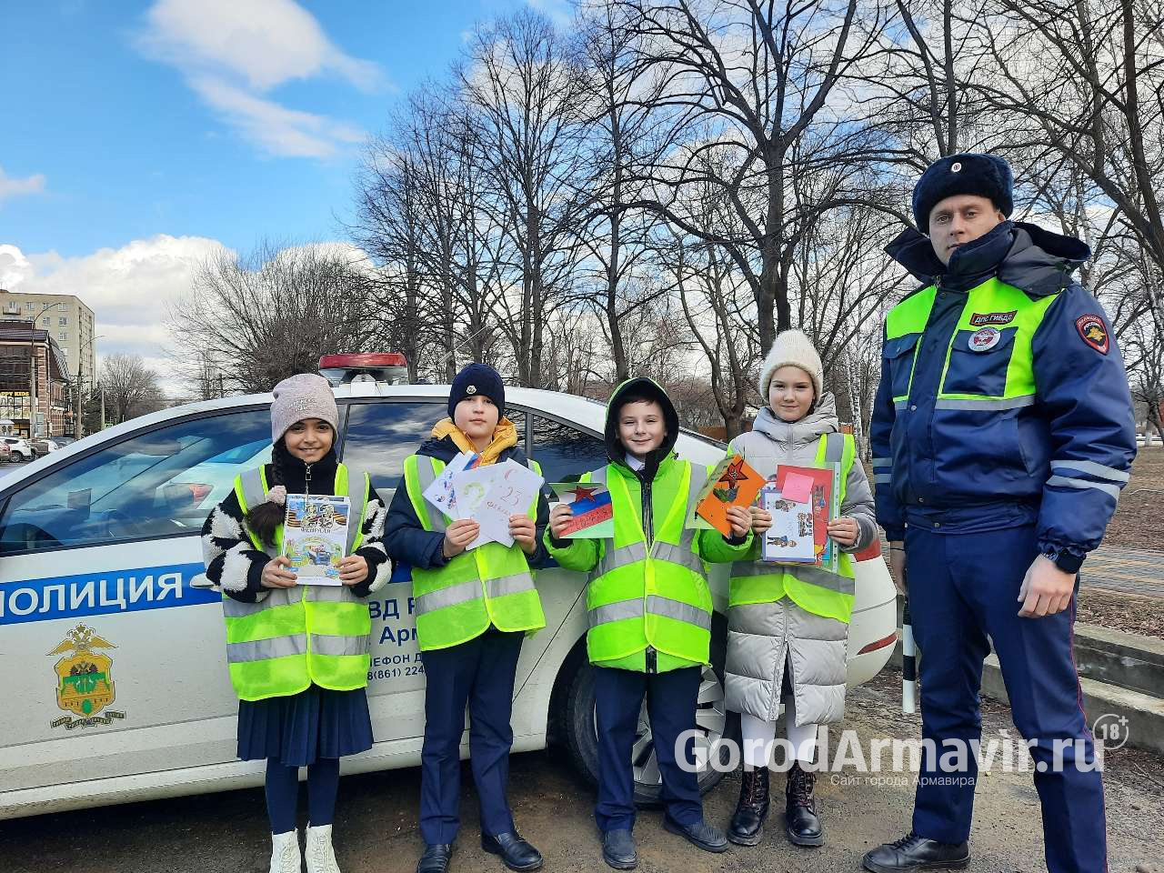 В Армавире дети из отряда ЮИД поздравили водителей с Днем защитника  Отечества | 23.02.2023 | Армавир - БезФормата