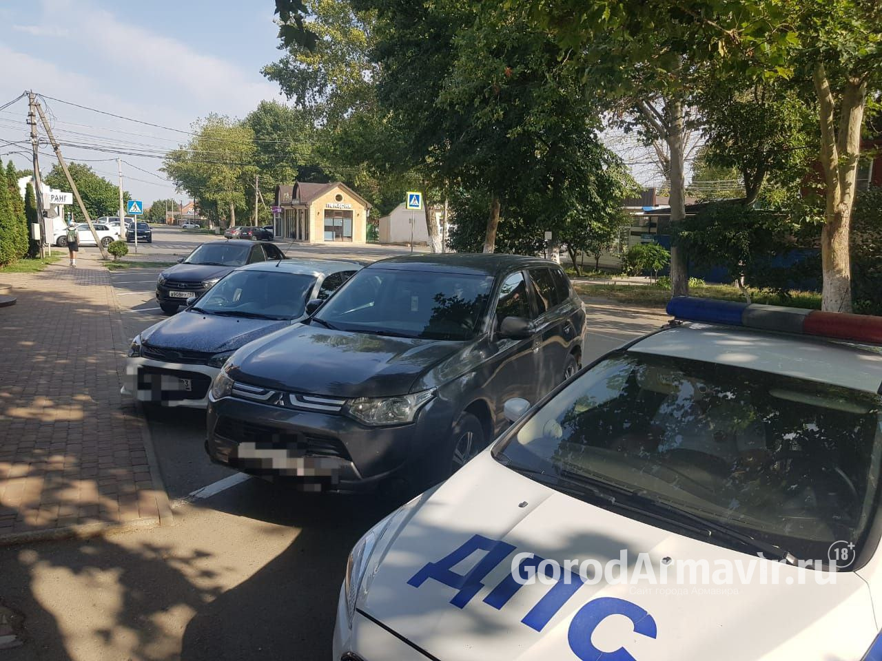 По 2 тыс руб штрафа заплатят владельцы 2-х авто за перекрытие дороги во время похорон в Армавире