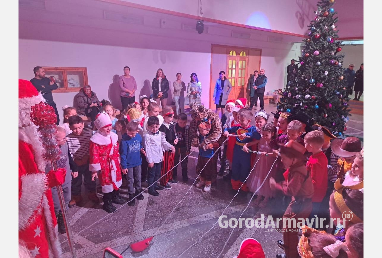 Артисты Дома офицеров Армавирского гарнизона поздравили с Новым годом 80 ребят
