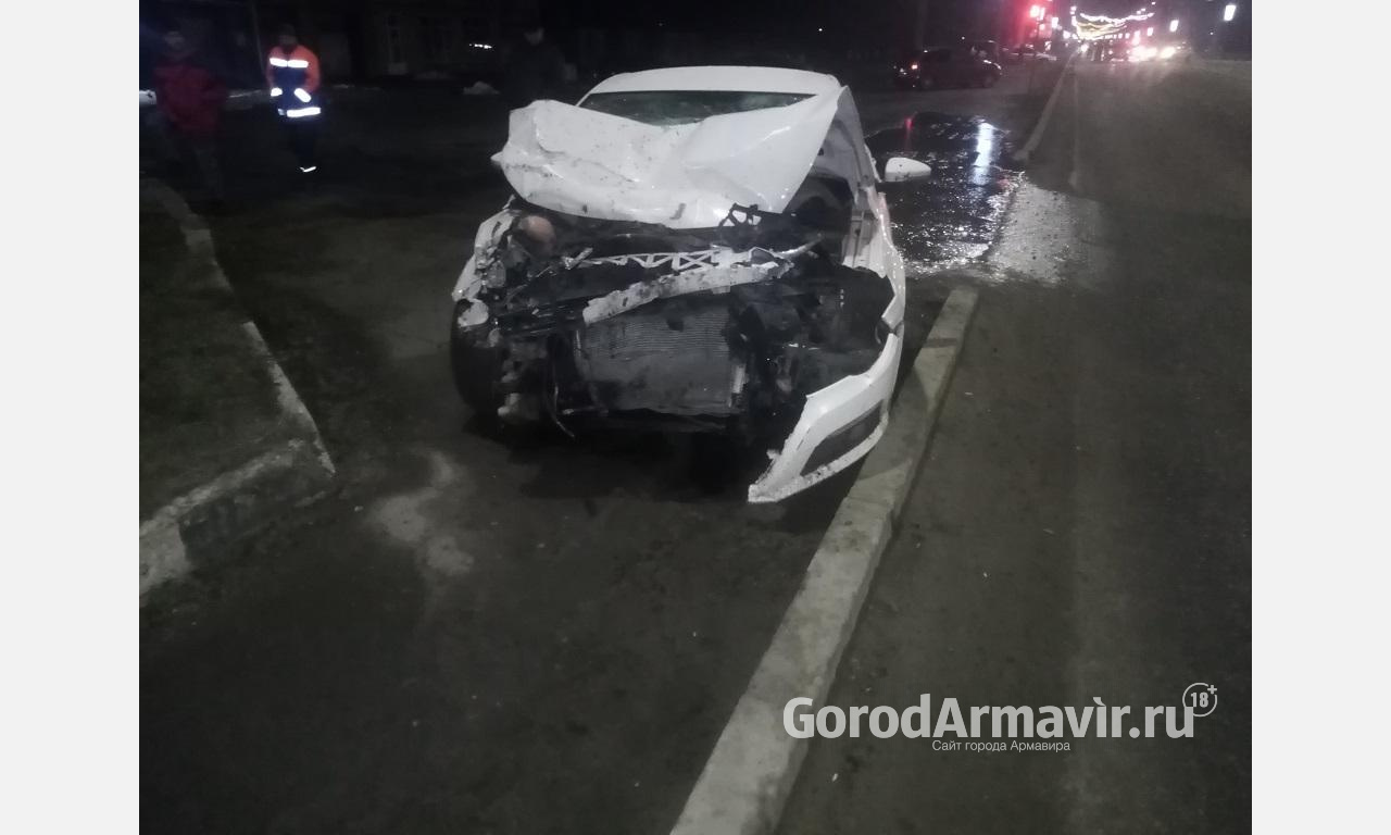 В Армавире лихач врезался в стоящие на светофоре 2 автомобиля и скрылся 