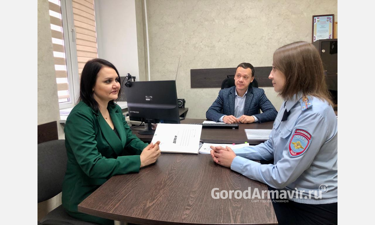 В Армавире представитель Общественного Совета при ОМВД Марина Аржакова посетила отдел миграции