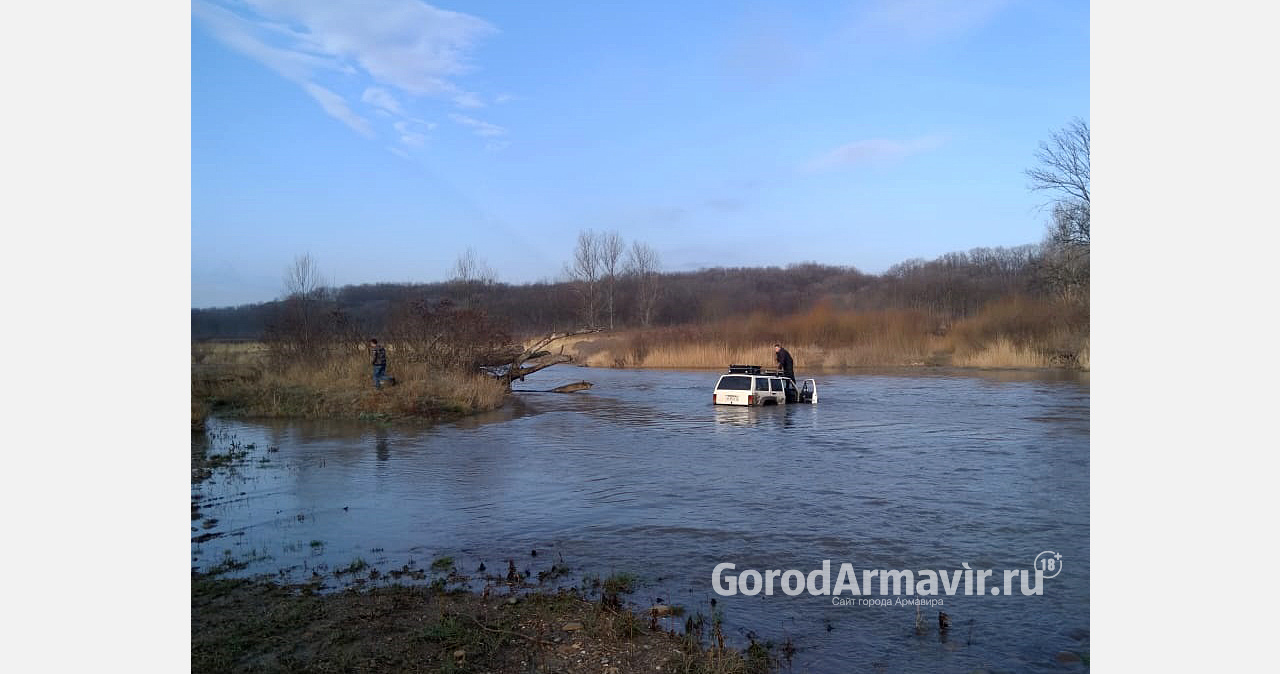 Спасатели вытащили застрявшего в реке под Армавиром мужчину на Jeep Cherokee
