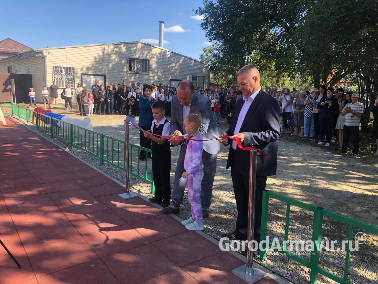 В Старой Станице на улице Свободы 2/1 торжественно открыли детскую площадку