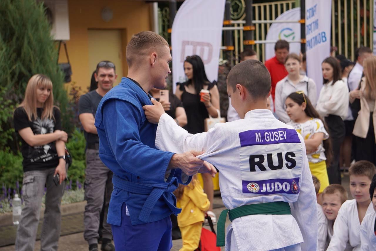Чемпион мира по боевому самбо Федор Дурыманов провел мастер-класс в Армавире 