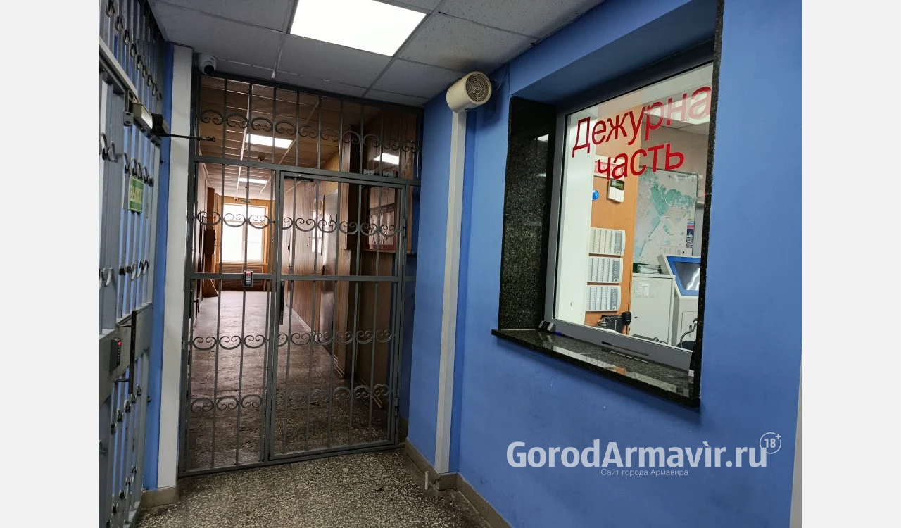 Cотрудники УФСБ и ЦПЭ Армавира за демонстрирование запрещенной символики задержали 42-летнего мужчину 