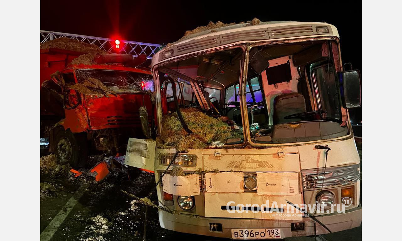 Один человек погиб и 6 пострадали в ДТП с автобусом и грузовиком на трассе в Армавире 